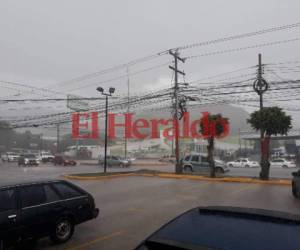En la zona de Loarque, salida al sur de Comayagüela, también se reporta una fuerte lluvia. (Foto: Edwin Ordóñez / EL HERALDO)