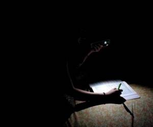 A diferencia de Ana Silvia, quien tuvo que ingeniárselas durante una noche ante la interrupción del servicio de energía, unas 143,700 viviendas no tenían acceso a electricidad en Honduras en 2019.