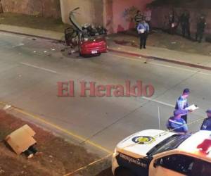 El accidente se registró la noche del martes en los bajos del puente a desnivel Juan Manuel Gálvez, que conduce desde la colonia 21 de Octubre hacia el municipio de Valle de Ángeles, Francisco Morazán. Foto: Estalin Irías/EL HERALDO.