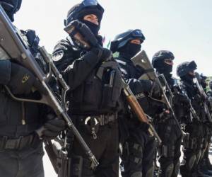 Miembros de la unidad antiterrorista del GAT hacen guardia durante su presentación en La Paz, el 3 de diciembre de 2019.