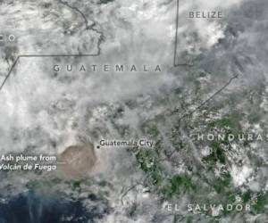 La NASA dio a conocer que el volcán Fuego en Guatemala expulsó la mayor cantidad de gases tóxicos a la atmósfera en lo que va de la era de los satélites. Foto: Cortesía NASA