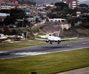 En los aeropuertos Toncontín de Tegucigalpa y el Ramón Villeda Morales de San Pedro Sula operan tres líneas áreas para vuelos nacionales.