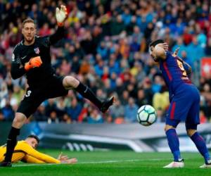 Jan Oblak ante el delantero del FC Barcelona, Luis Suárez. (Foto: AFP)