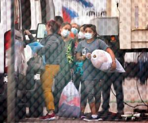 Niñas adolescentes migrantes son subidas a autobuses para retirarlas de un centro de la Asociación Nacional de Iglesias Cristianas que está siendo cerrado en Houston, el sábado 17 de abril de 2021. Foto: AP