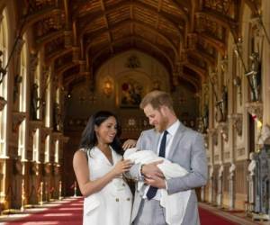 Los duques de Sussex posaron para las cámaras con su hijo en el Castillo de Windsor. (Foto: AP)