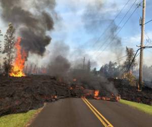 Esta imagen publicada por el Servicio Geológico de los Estados Unidos muestra la lava de una fisura que avanza lentamente. Foto AFP