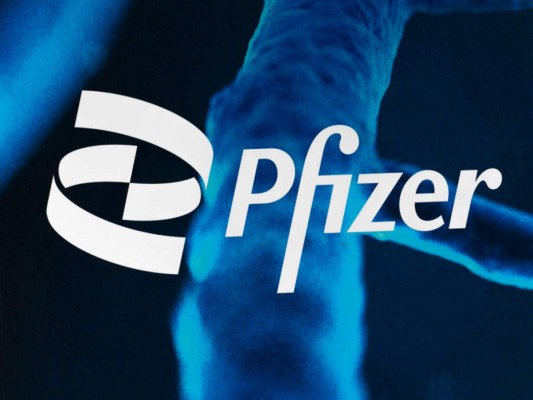 El logo de Pfizer exhibido en la sede de la empresa el viernes 5 de febrero de 2021 en Nueva York. (AP Foto/Mark Lennihan).