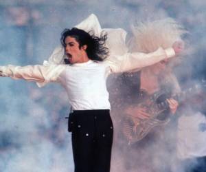 En esta foto del 1 de febrero de 1993, Michael Jackson actúa en el espectáculo del medio tiempo del Super Bowl en Pasadena, California.