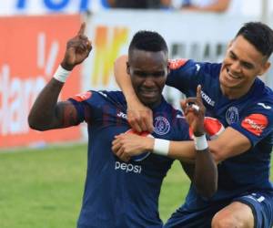 Rubilio Castillo celebra el primer gol ante Real España junto al paraguayo Roberto Moreira. Foto: Ronal Aceituno / El Heraldo.