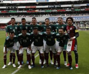 En esta foto tomada el sábado 2 de junio de 2018, el equipo nacional de México posa para una foto de grupo antes de un amistoso partido de fútbol contra Escocia en el Estadio Azteca en la Ciudad de México. (Foto AP / Eduardo Verdugo).