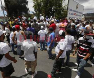 Los conductores y ayudantes de buses se mantuvieron por largas horas en el bulevar del Norte en exigencia de que se brinde ayuda. Foto: Marvin Salgado/El Heraldo.