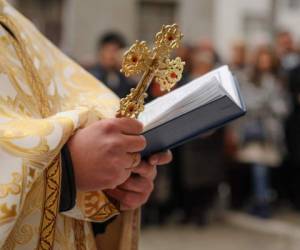 El tribunal condenó al sacerdote por los delitos de corrupción de menores y abuso deshonesto agravado por ser encargado de la educación de las víctimas. Foto ilustrativa.