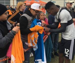 Romell Quioto firmó autógrafos a los aficionados del Houston Dynamo (Foto: Redes / EL HERALDO Honduras / Noticias de Honduras / Deportes EL HERALDO)