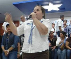 La precandidata por el Partido Nacional canta un tema reconocido de manera muy emotiva. Foto Facebook.