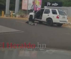 Una de las víctimas -quien presuntamente viajaba como conductor de la camioneta- vestía una camiseta de color negro, un jean gris y tenis negro y blanco. Foto: Captura de pantalla.