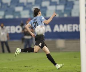 Edinson Cavani, de la selección de Uruguay, anota el segundo gol ante Bolivia en el partido de la Copa América realizado el jueves 24 de junio de 2021. Foto:AP