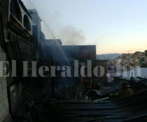 Al menos seis viviendas se incendiaron la tarde de este viernes en el barrio La Guasalona, cerca de la colonia El Pedregal, en la capital de Honduras. Fotos: Alejandro Amador/El HERALDO HONDURAS