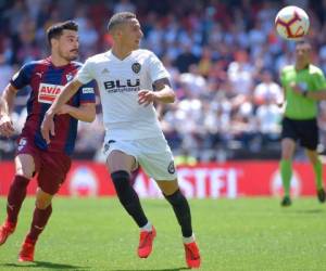 Sergio Alvarez del Eibar y Rodrigo Moreno del Valencia en el estadio de Mestalla. (Foto: AFP)