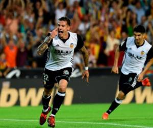 Santi Mina celebra uno de los goles con los que el Valencia venció al Sevilla. Foto: Agencia AFP.