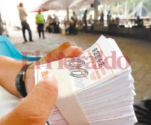 Los vendedores de lotería inscritos en las asociaciones están de rodillas ante los nuevos “vendedores independientes”. Foto: EL HERALDO