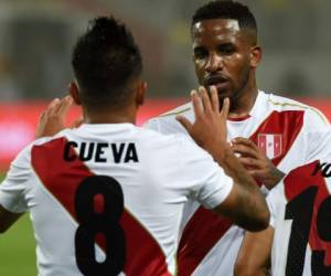 El peruano Christian Cueva (delantero) celebra con Jefferson Farfan después de anotar contra Escocia durante un partido amistoso en el Estadio Nacional de Lima. foto AFP