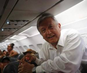 El presidente electo de México Manuel López Obrador en un avión comercial. Foto: Diario de Yucatán