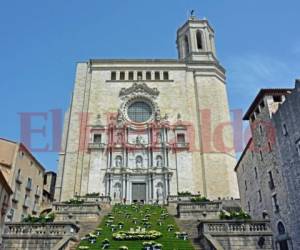 La catedral de Santa María de Girona es una de esas construcciones que dejan perplejo al visitante.