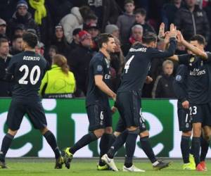 Los merengues -hoy de negro- tuvieron que sufrir para sacar los tres puntos de Ámsterdam ante un duro Ajax. Foto / AFP