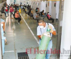 Los centros de triaje están sufriendo la saturación de pacientes afectados por covid-19 y no pueden trasladarlos a los hospitales porque están en su capacidad máxima, incrementando el riesgo de fallecer. Foto: El Heraldo