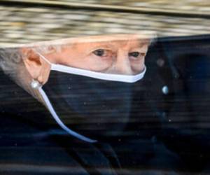 La reina Isabel II de Inglaterra sigue en auto al coche fúnebre en el funeral de su esposo, el príncipe Felipe. Foto: AP