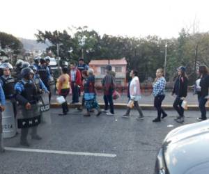 Con merienda en mano ingresan hondureños a la toma de posesión del presidente Juan Orlando Hernández. (Foto: Alex Pérez/ El Heraldo Honduras/ Noticias Honduras hoy)
