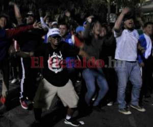 Aficionados molestos tras la cancelación del partido entre Olimpia vs Alianza. Fotos: Cortesía Diario de Hoy, El Salvador.