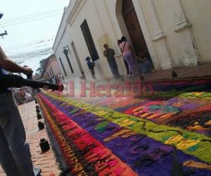 Turistas son movidos por la fe y la historia colonial que alberga Comayagua. Decenas de coloridas alfombras conmemoran el sacrificio del hijo de Dios. Foto Fede Ramos/ EL HERALDO