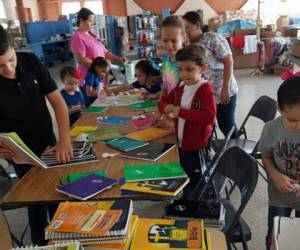 Los integrantes de Cepudito al realizar la entrega. foto: Cortesía Cepudito/Ever Ponce