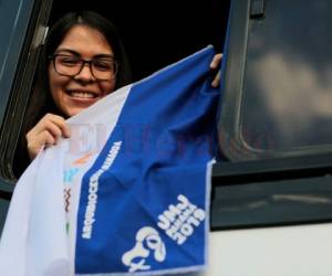 Un joven nicaragüense se representa en un autobús antes de partir a Panamá para asistir a la Jornada Mundial de la Juventud 2019, afuera de la Catedral Metropolitana en Managua, el 20 de enero de 2019.