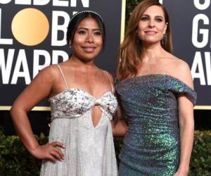 Yalitza Aparicio, a la izquierda, y Marina de Tavira llegan a la 76ta entrega anual de los Globos de Oro, el domingo 6 de enero de 2019 en el Hotel Beverly Hilton, en Beverly Hills, California.
