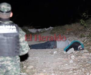Los cuerpos de los dos jóvenes quedaron sobre una calle de tierra en la colonia Flor del Campo. (Foto: EL HERALDO)