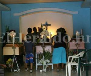 Lesly Ríos y sus dos hijos fueron velados en la Funeraria del Pueblo. Foto Estalin Irías/EL HERALDO