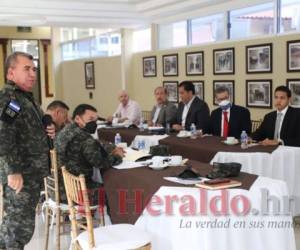 Los presidenciables Castro, Asfura y Rosenthal se reunieron por separado con la cúpula castrense y al final expresaron su deseo de contar con un proceso en paz. Foto: El Heraldo