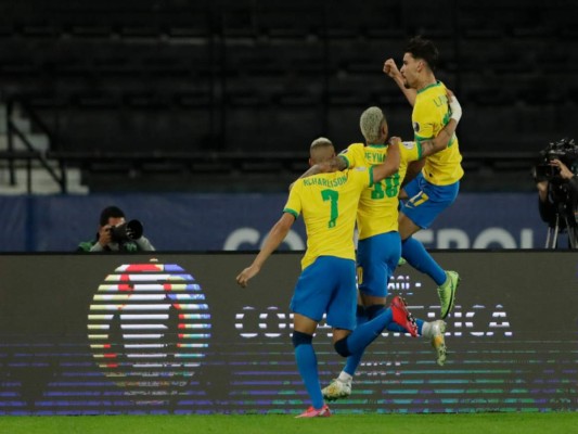 Lucas Paquetá (derecha), de Brasil, festeja luego de abrir el marcador ante Chile, en un partido de cuartos de final de la Copa América, el viernes 2 de julio de 2021 (AP Foto/Silvia Izquierdo).