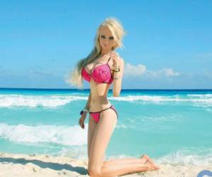 La Barbie humana es la joven Valeria Lukyanova, quien se ha hecho más de 30 cirugías para lograr la perfecta belleza de la muñeca.