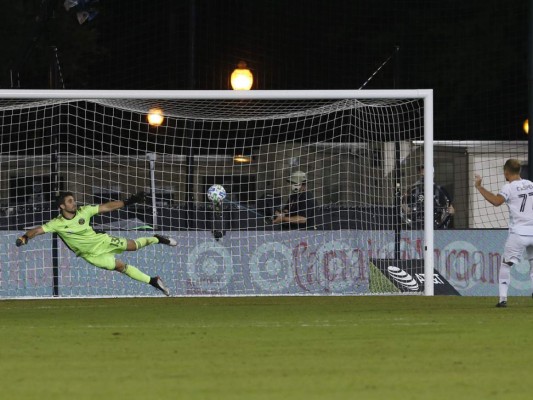 Chase Gasper, de Minnesota United, convierte el penal definitivo en la tanda para vencer al arquero del Crew de Columbus, Andrew Tarbell, en los octavos de final del torneo MLS is Back. Foto: Agencia AP.