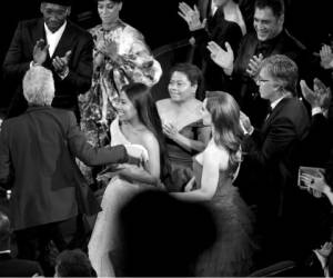 Los actores y actrices de Roma junto a su director, Alfonso Cuarón, celebran la entrega de los premios. Foto: AFP