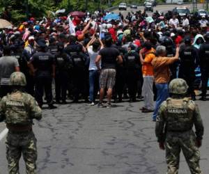 Las autoridades mexicanas detienen una caravana de migrantes que había cruzado anteriormente la frontera México - Guatemala, cerca de Metapa, estado de Chiapas, México, el miércoles 5 de junio de 2019. (Foto: AP / Marco Ugarte)