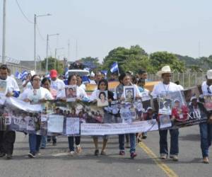 Las madres y padres caminan por las principales carreteras de México buscando a sus hijos.