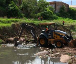 Personal y maquinaria de Copeco trabajando en el dragado de ríos y quebradas en varios puntos de la ciudad.