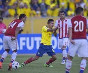 Cristhian Noboa le reclama una alta al árbitro del partido ante Paraguay.