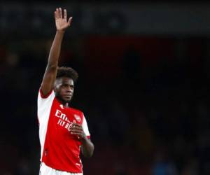 Nuno Tavares, del Arsenal, agradece al público al final de un partido de la Liga Premier inglesa entre el Arsenal y el Aston Villa. Foto:AP