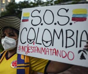 Ante el avance de las protestas, Duque inició conversaciones con diferentes fuerzas sociales y políticas en busca de una salida a la crisis social que en el fondo apunta hacia un cambio de rumbo del gobierno. Foto AFP