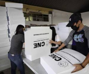 En los espacios del CNE en el Infop había todo un ambiente de fiesta electoral destacándose el trabajo de carga de los carros para trasladar el material.